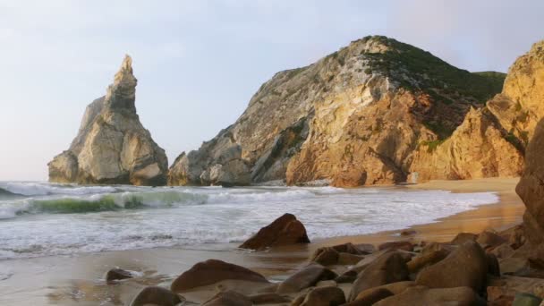 Az Ocean Surf egy üres strandon, a sziklák között — Stock videók