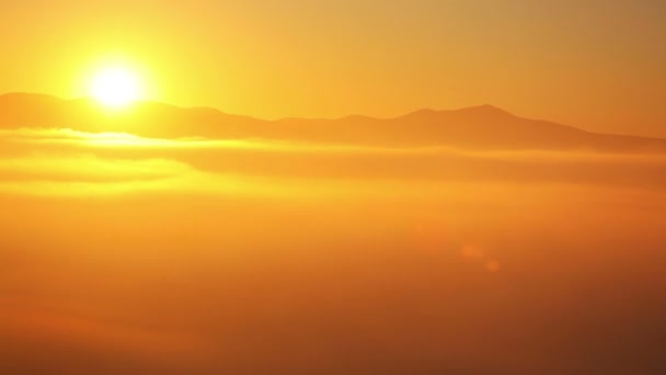 Montañas, niebla y sol — Vídeos de Stock