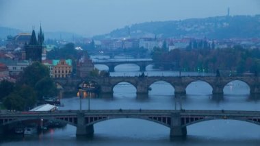 Ünlü köprüler Prag'ın akşam. Zaman atlamalı 4k