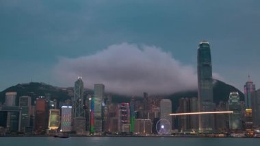 Hong Kong ve ışık gösterisi de akşam. Zaman atlamalı 4k