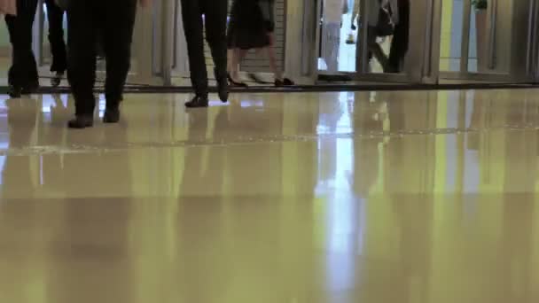 Multitud en el centro comercial. Movimiento rápido — Vídeos de Stock