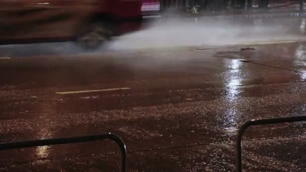 Nachtverkehr in der Stadt bei starkem Regen. Schleife — Stockvideo