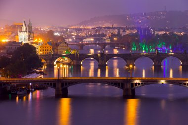 Akşam ünlü Prag köprüler