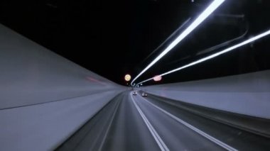 Bir yol tünelden sürüş