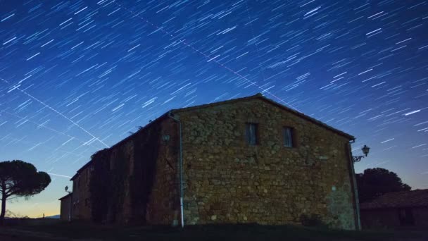 Eski taş ev ve yıldızlı gökyüzünün. Zaman atlamalı — Stok video