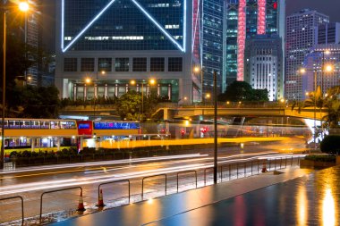 Hong Kong yağmur sonra gece trafikte