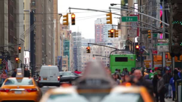 Tráfico de multitudes y coches en las calles de la ciudad de Nueva York — Vídeo de stock