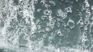 Arka plan ile su sıçramalarına. Ağır çekim