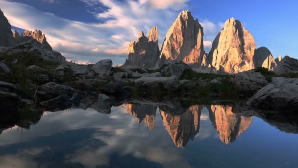 Montañas reflejadas en el lago — Vídeos de Stock