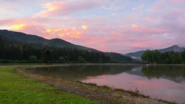 Sisli gündoğumu dağ Orman Gölü içinde. Zaman atlamalı 4k