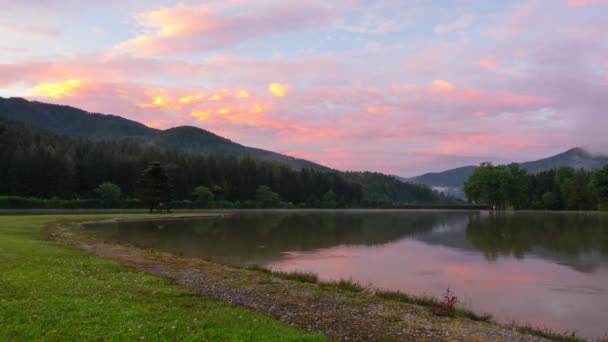 Nebliger Sonnenaufgang im Bergwaldsee. Zeitraffer 4k — Stockvideo