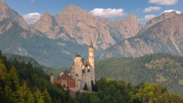 Castillo Neuschwanstein en la mañana. Tiempo de caducidad 4K — Vídeo de stock