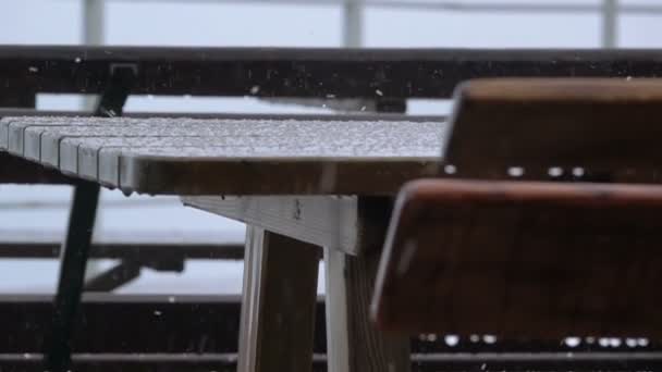 Tavolo e panca da esterno. Pioggia e grandine. Rallentatore — Video Stock