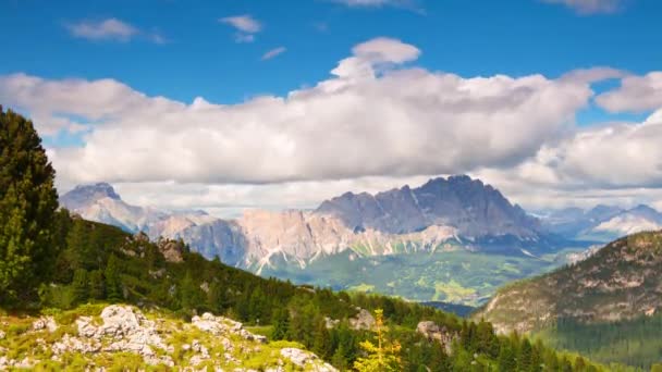 Nuvens bonitas sobre um vale de montanha. Tempo de Caducidade 4K — Vídeo de Stock