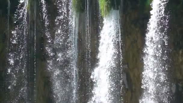 Wasserfall aus nächster Nähe. Flucht vor dem Wasser. Zeitlupe — Stockvideo