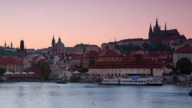 Akşam Prag'da Vltava Nehri üzerinde. Zaman atlamalı 4k