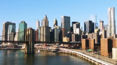 Güneşli bir Manhattan Sahil boyunca trafik