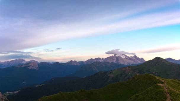 Salida del sol sobre la cima de la montaña. Tiempo de caducidad 4K — Vídeos de Stock