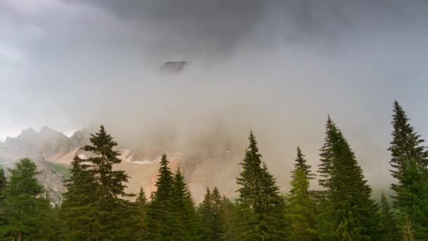 Niebla y nubes en las montañas. Tiempo de caducidad UHD — Vídeo de stock