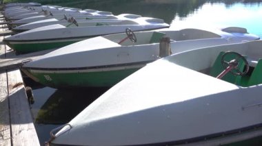 Elektrikli tekneler sabah göl kenarında. UHD