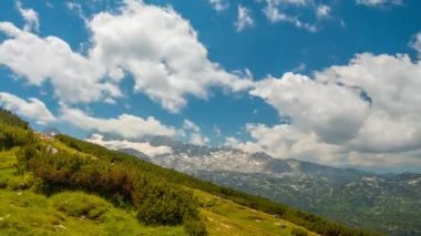 Bulutlar Alpler üzerinden. Zaman atlamalı Uhd