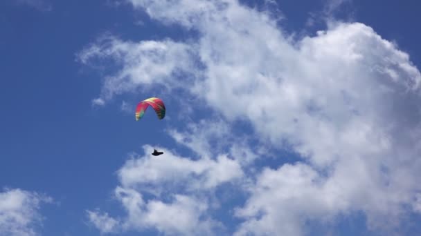 Paraglider på blå himmel bakgrund och moln — Stockvideo