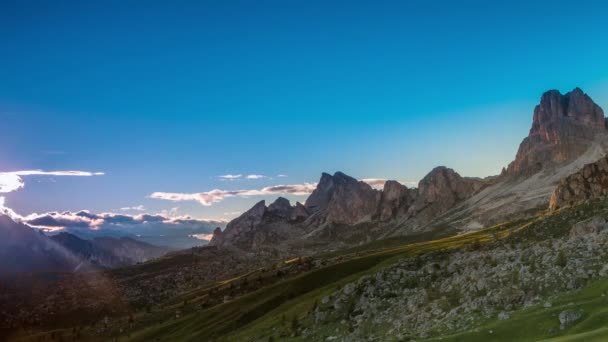 Tarde en los Dolomitas. Tiempo de caducidad UHD — Vídeo de stock