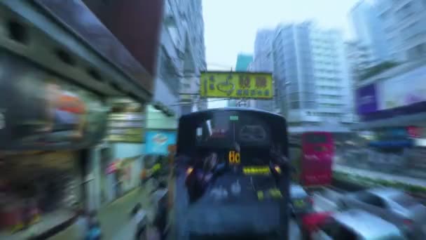 Dichte verkeer op de straten van Hong Kong. Snelle beweging — Stockvideo