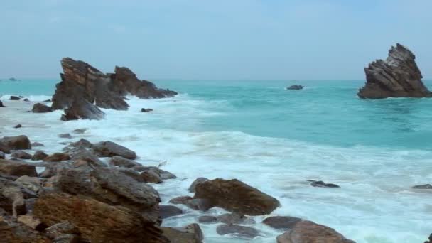 Rocas y olas oceánicas — Vídeos de Stock