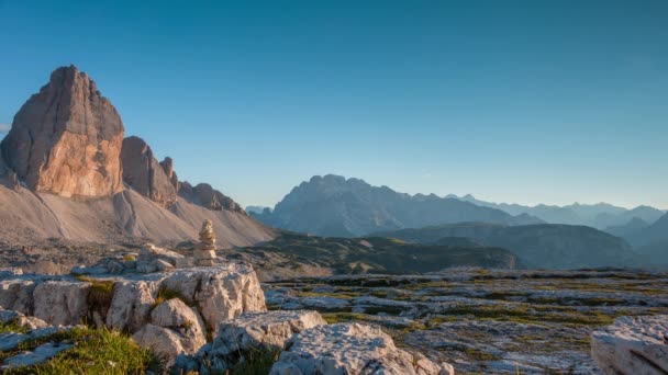 Naplemente a hegyek és a piramis kiegyensúlyozott kövek. Idő telik Uhd — Stock videók