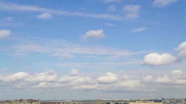 Nyári Napsütéses Nap Város Háztetői Felett Különböző Felhők Futnak Gyorsan — Stock videók