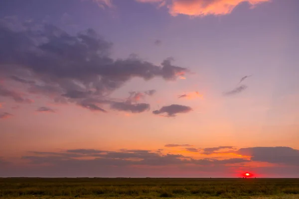 Zomer Kleurrijke Zonsondergang Met Verlichte Wolken Steppe Vlakte — Stockfoto
