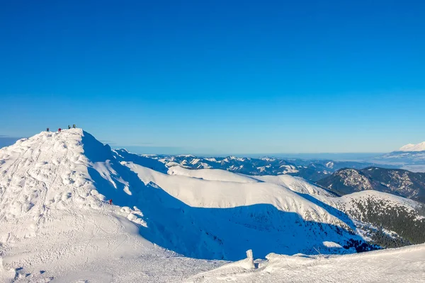 Солнечная Погода Безоблачное Голубое Небо Много Снега Вершинах Склонах Зимних — стоковое фото