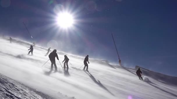 冬日阳光灿烂 滑雪场上 暴风雪和许多滑雪者 慢动作 — 图库视频影像