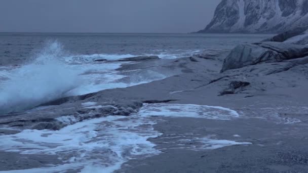 Norwegens Winterküste Bewölkter Abend Die Meereswelle Kracht Auf Den Steinstrand — Stockvideo