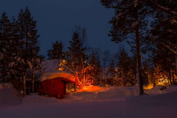 Viel Schnee Den Abendlichen Winterwäldern Ein Haus Mit Lichtern Und — Stockfoto