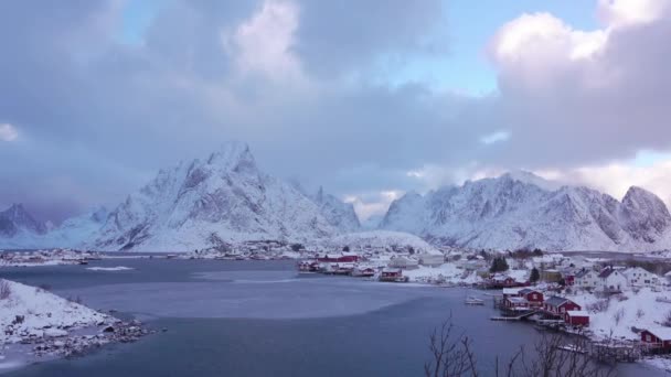 Zimní Norský Fjord Poblíž Hor Rybářská Vesnice Břehu Mraky Rozbíhají — Stock video