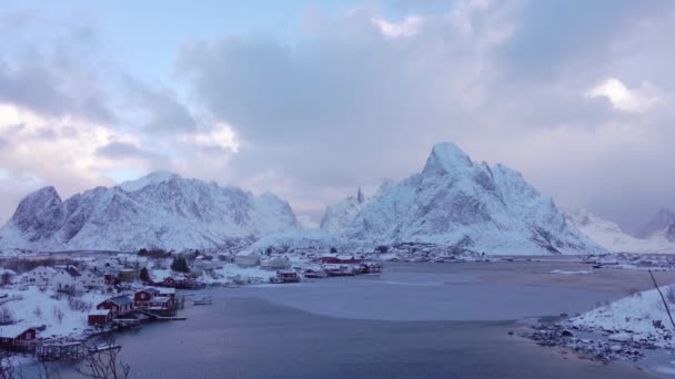 Fiordo Noruego Cerca Las Montañas Invierno Pueblo Pesquero Orilla Las — Vídeo de stock