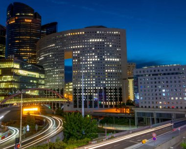 Fransa. Paris 'teki La Defans Bölgesi. Gece araba trafiği