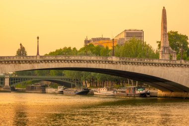 Fransa, Paris. Seine nehri üzerinde bir yaz akşamı. Mavnalar nehir kıyısında demirli.