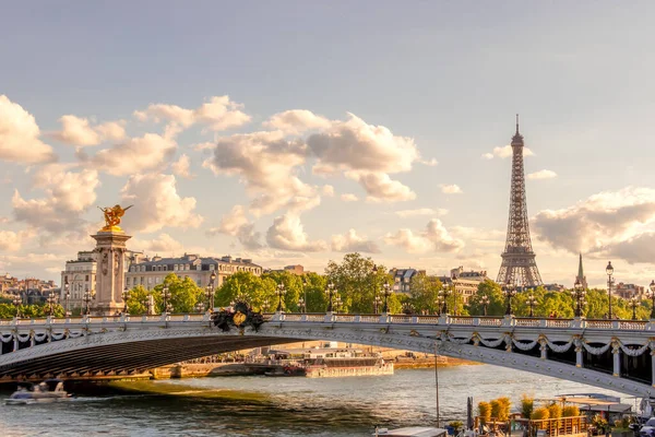 Frankrike Solig Sommardag Paris Alexander Iii Bron Och Eiffeltornet — Stockfoto
