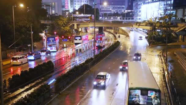 Нічна Вулиця Гонконгу Після Дощу Скайскреперс Міст Транспорт Автомобілів Двоповерхових — стокове відео