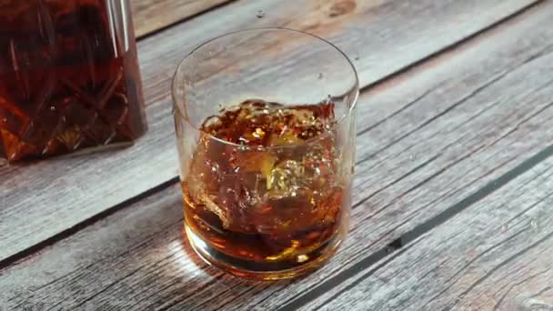 Bouteille Verre Whisky Sur Une Table Bois Glaçon Tombe Dans — Video