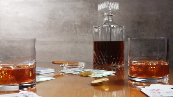 Gepolijste Houten Tafel Whisky Met Ijsblokjes Twee Glazen Dollarbiljetten Kaarten — Stockvideo