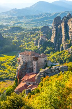 Yunanistan. Kalambaka 'da güneşli bir yaz günü. Meteora 'daki manastırın balkonları.