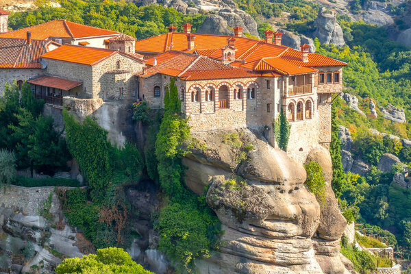 Греция. Летний солнечный день в Каламбаке. Балконы Скалистого монастыря Метеоры