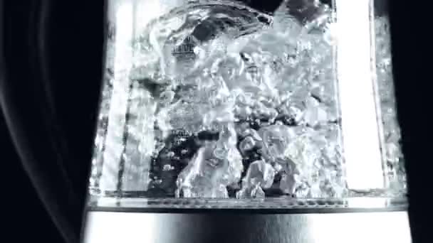Glas Vattenkokare Svart Bakgrund Närbild Vattnet Kokar Och Många Bubblor — Stockvideo