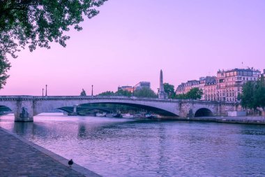 Fransa. Yaz sabahının erken saatlerinde Paris. Seine Nehri seti, köprüler ve sahil kenarındaki mavnalar