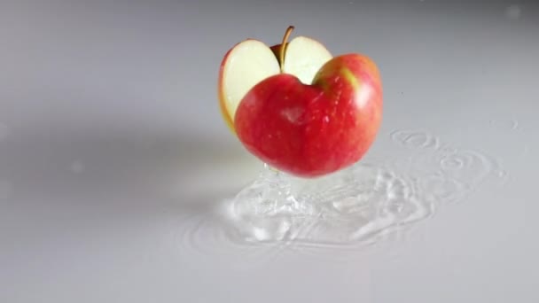 Mesa Blanca Una Fina Capa Agua Manzana Madura Cae Divide — Vídeos de Stock