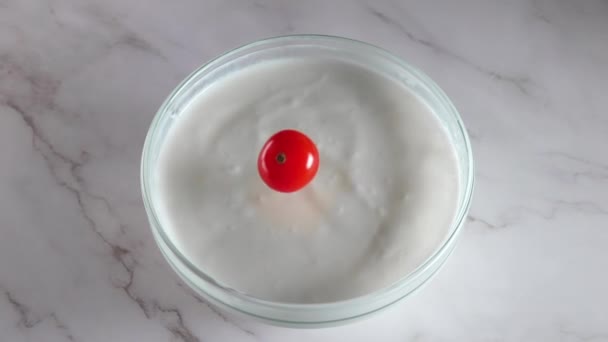 Cuenco Vidrio Con Yogur Sobre Una Mesa Mármol Los Tomates — Vídeo de stock